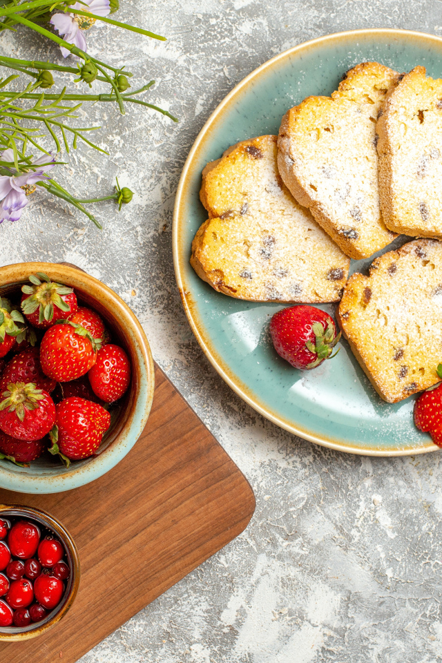 Кусочки кекса с изюмом на столе с ягода клубники