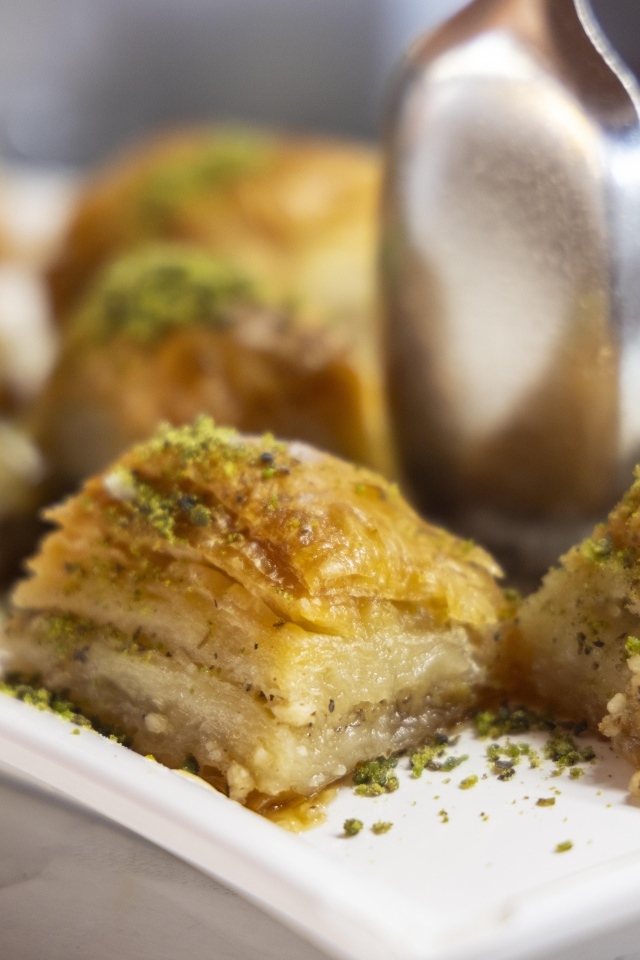 Кусочки сладкой медовой пахлавы