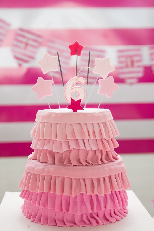 Розовый торт для девочки на день рождения
