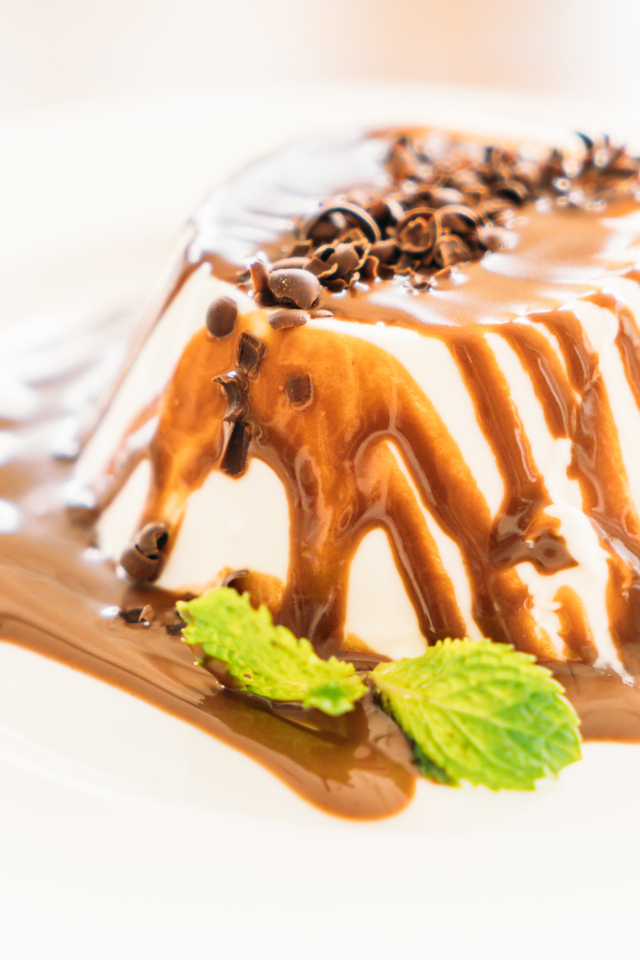 Пудинг с шоколадом на белом фоне