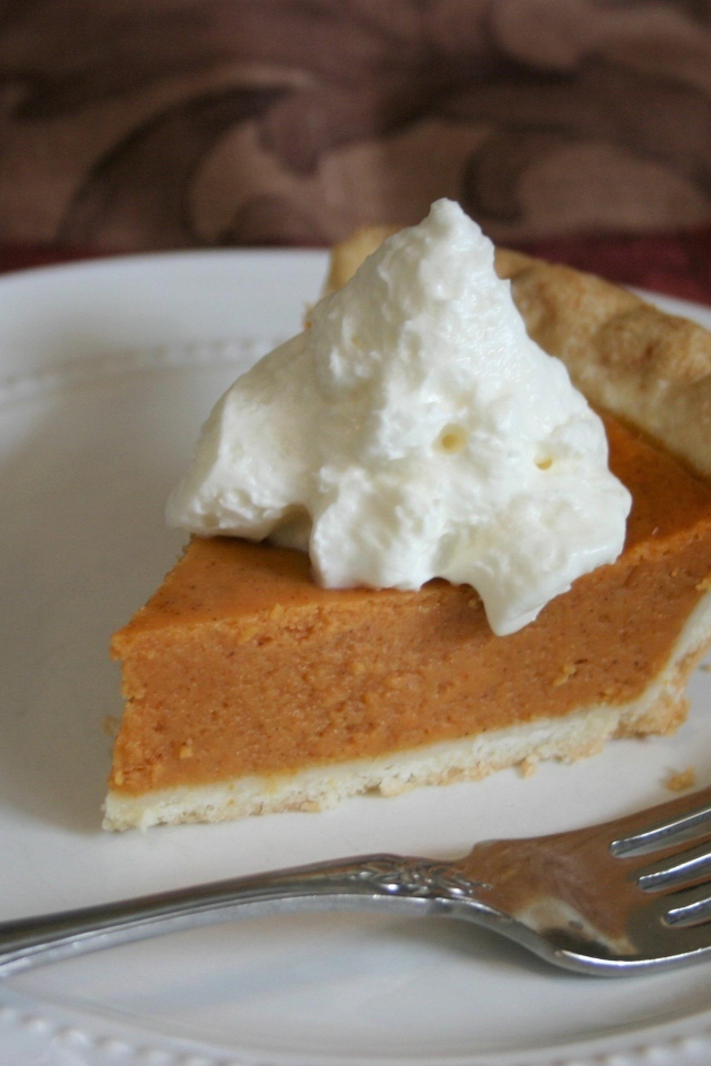 Тыквенный пирог со сливками на тарелке