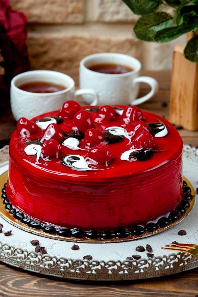 Красный вишневый торт на столе с чаем