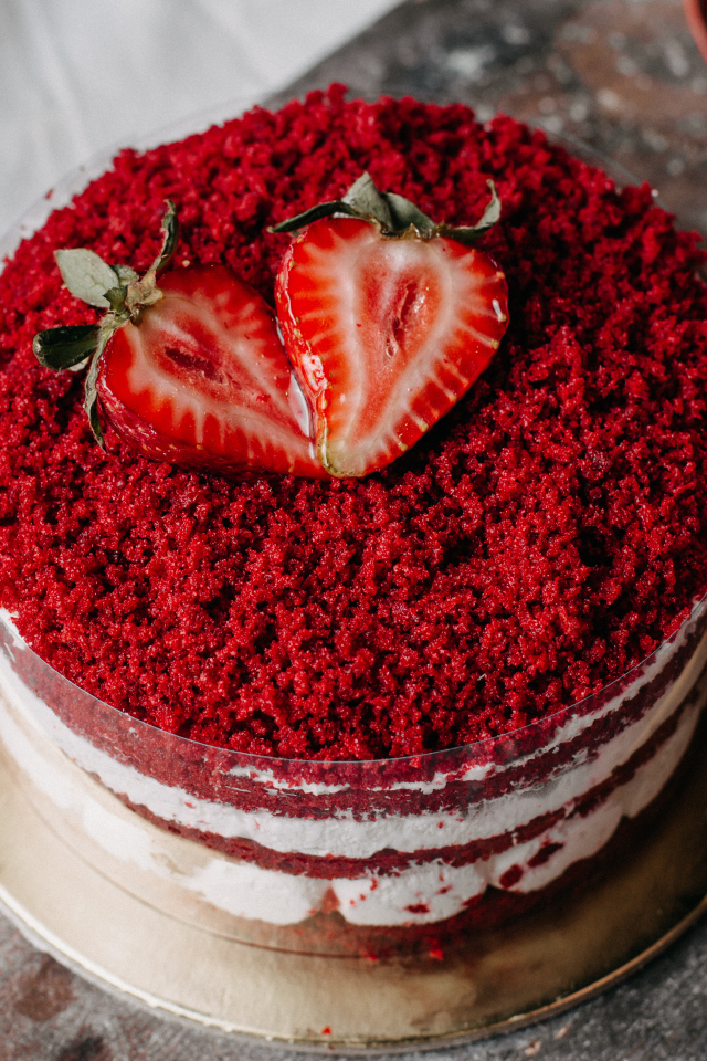 Торт красный бархат с ягодами клубники
