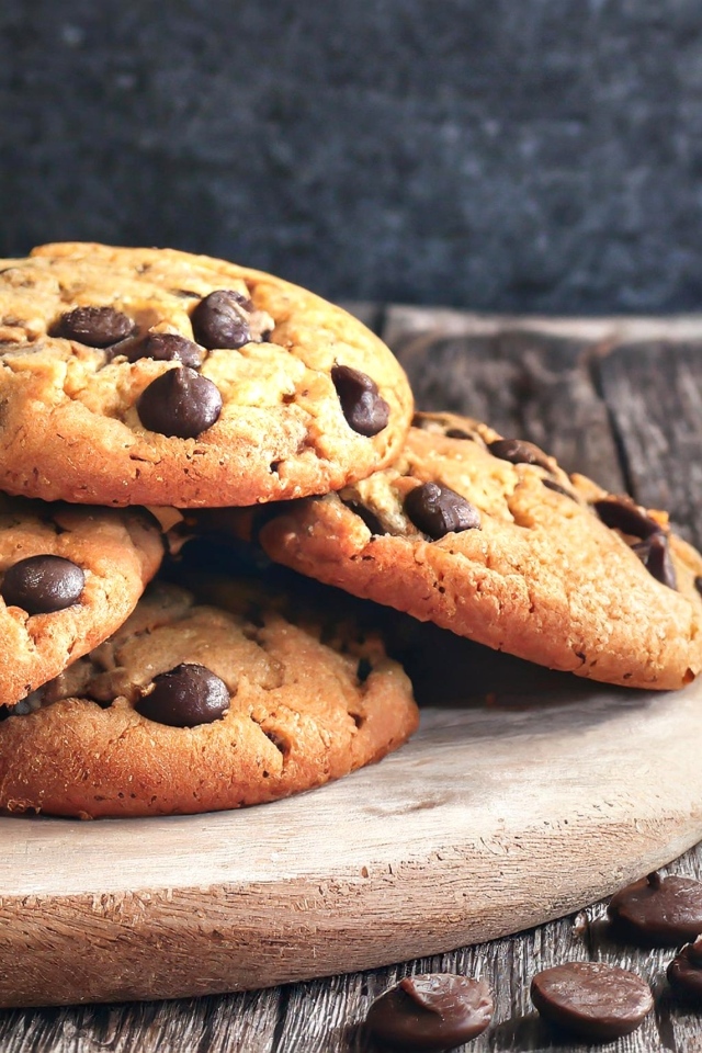 Круглое печенье с шоколадом на столе со стаканом молока