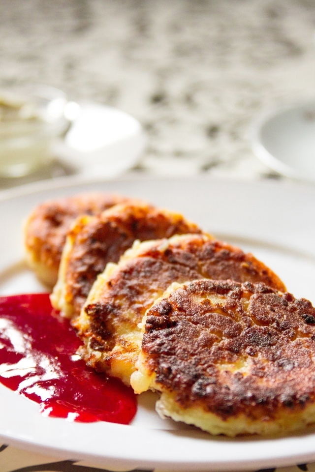 Румяные сырники на тарелке с джемом на завтрак