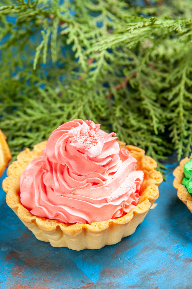 Песочные корзиночки с разноцветным кремом