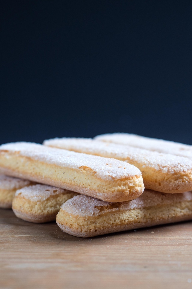 Печенье савоярди на деревянном столе