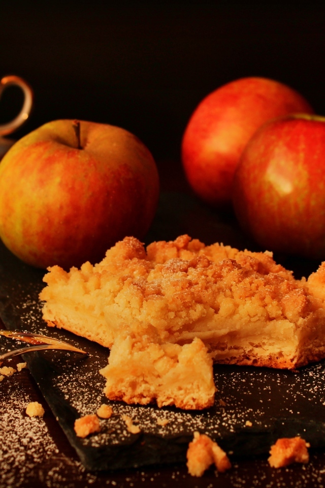 Песочный яблочный пирог на столе с яблоками