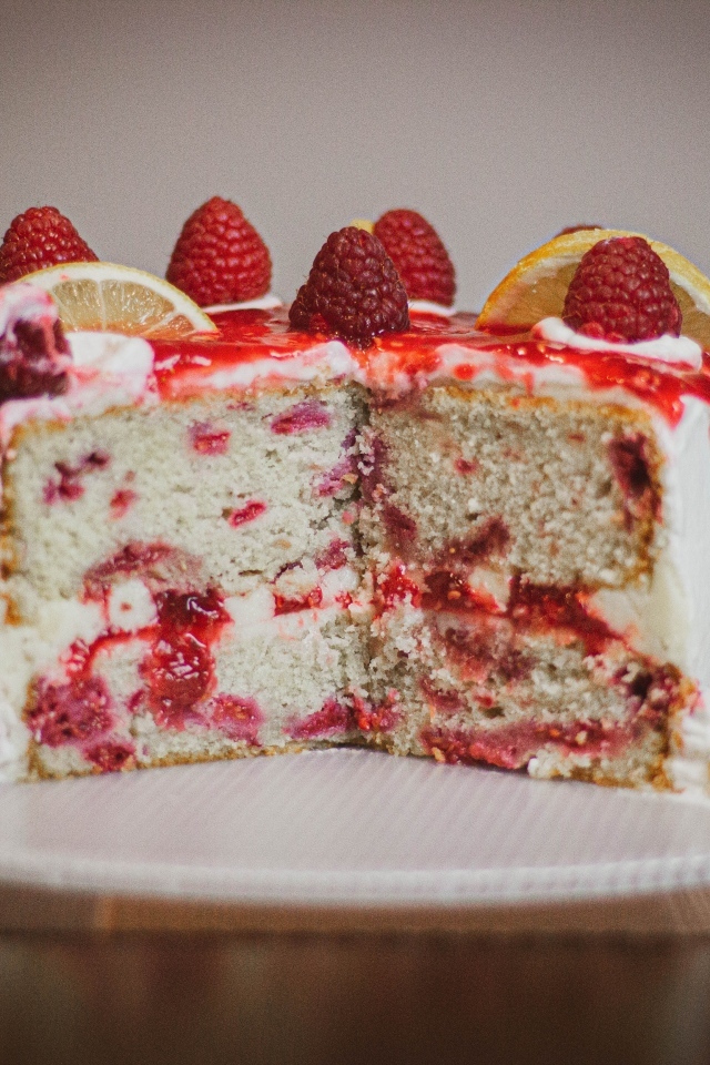 Нарезанный торт с ягодами на тарелке