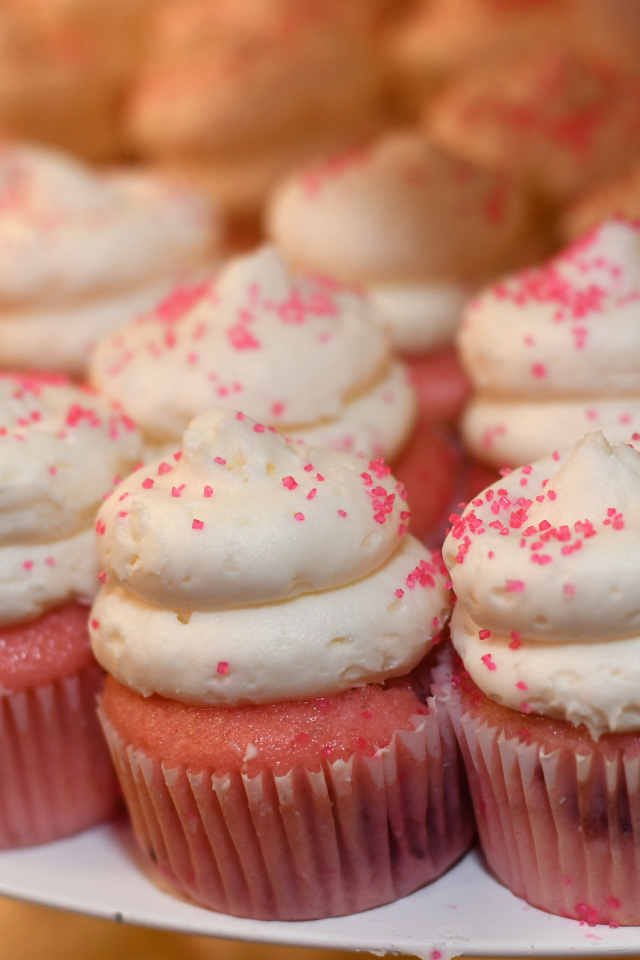 Маленькие розовые кексы с кремом