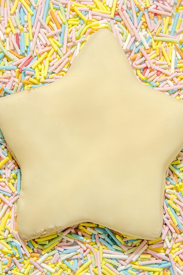 Имбирный пряник в форме звезды с сахарной посыпкой