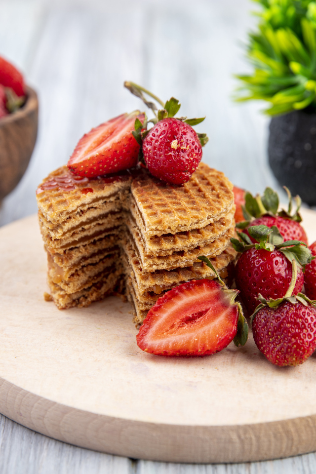 Сладкие хрустящие вафли с ягодами клубники