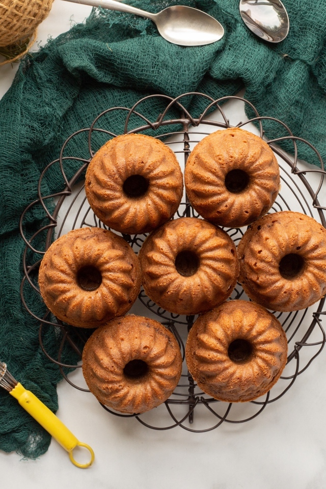 Сладкие вкусные кексы на столе с тканью