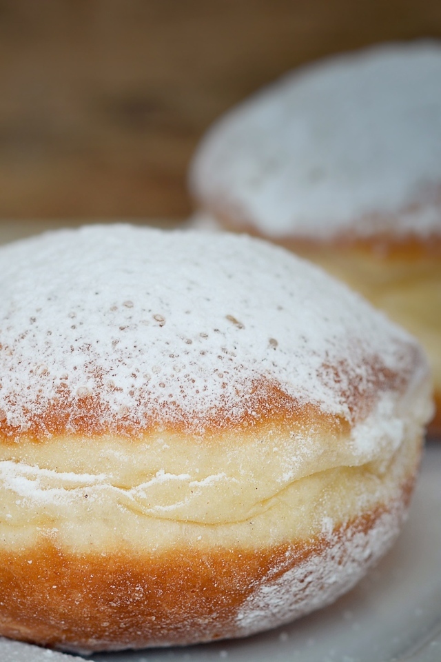 Сладкие пончики с сахарной пудрой