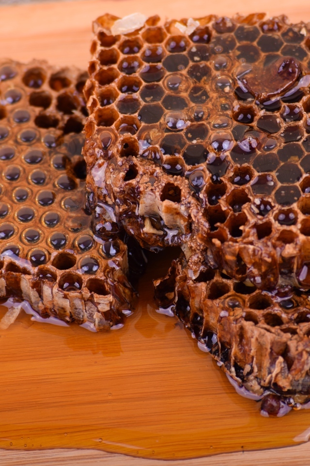 Сладкие медовые соты на столе