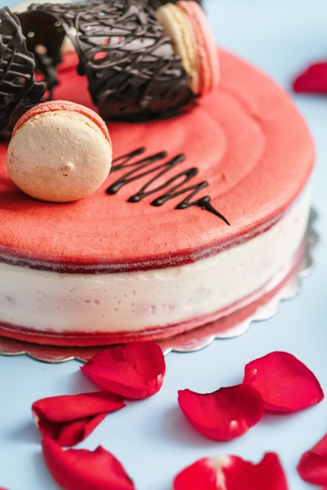 Сладкий торт мусс украшен макарунами