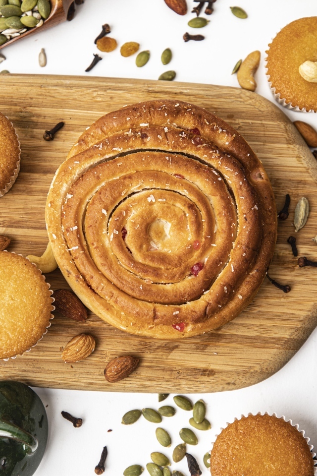 Сладкая выпечка на разделочной доске на столе