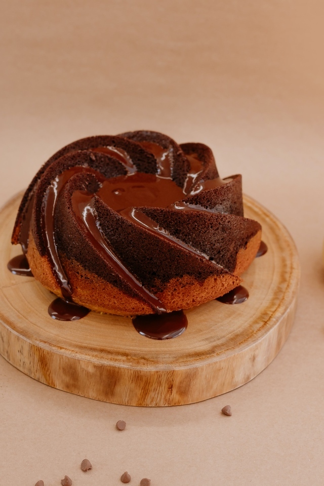 Сладкая выпечка в шоколадной глазури