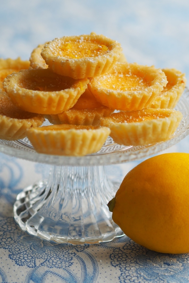 Сладкие песочные корзиночки на столе с лимоном