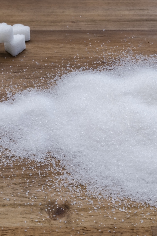 Сладкий сахар рассыпан на столе