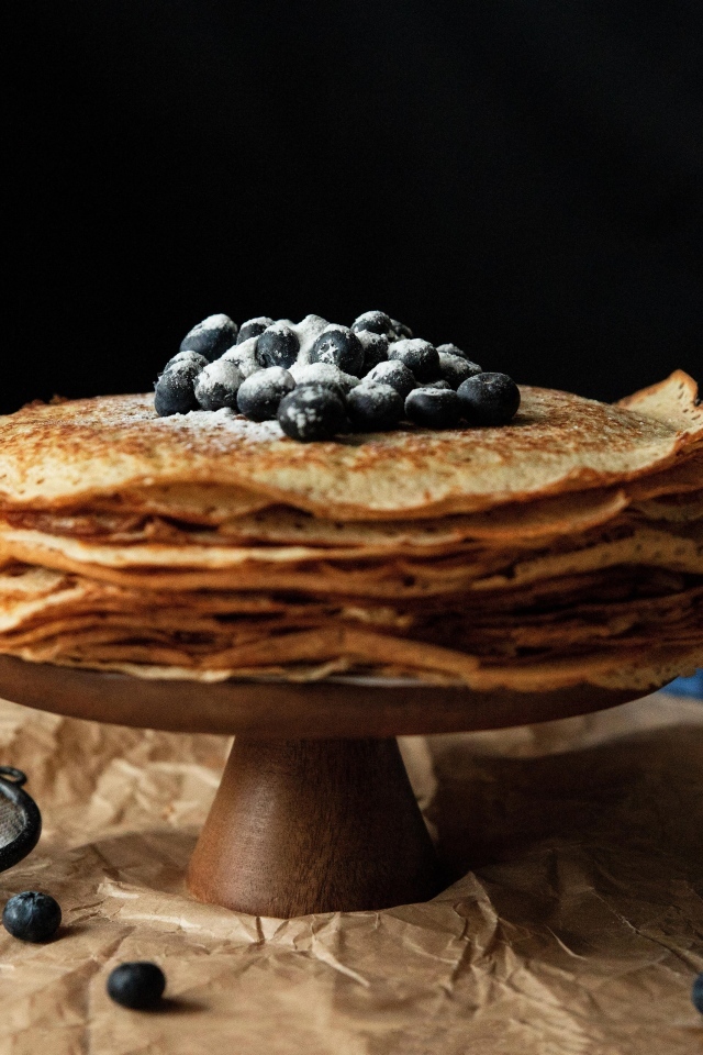 Тонкие сладкие блинчики с ягодами черники и сахарной пудрой