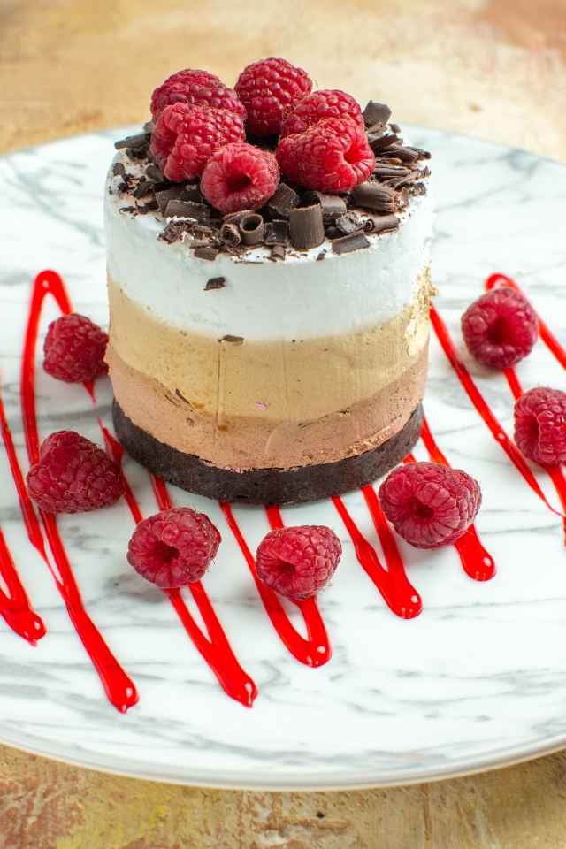 Торт три шоколада с ягодами малины