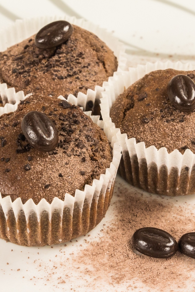 Три шоколадных кекса с кофейными зернами