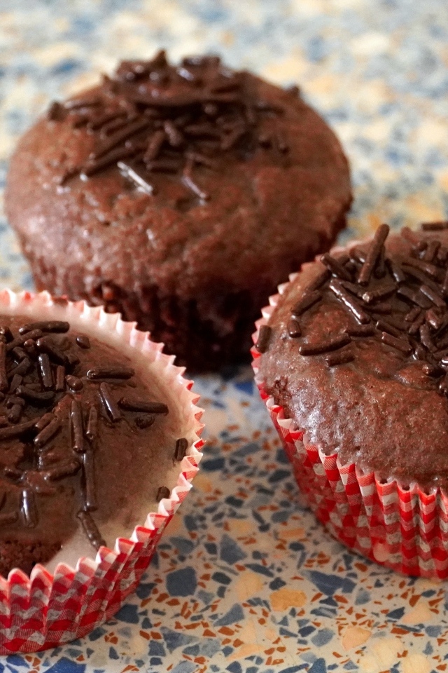 Три шоколадных маффина на столе