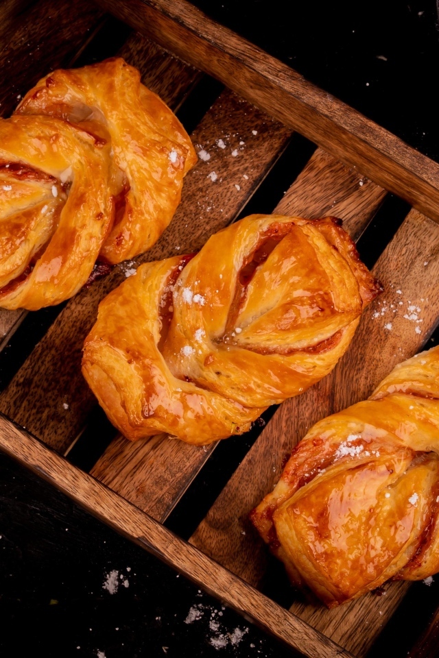 Три аппетитные свежие булочки на столе