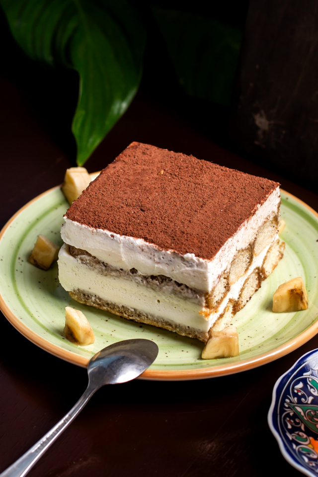 Торт Тирамису на столе с чаем