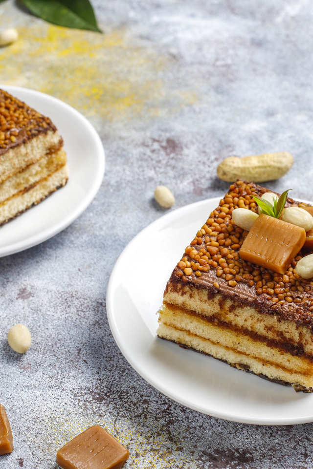 Два куска карамельного торта с ирисками