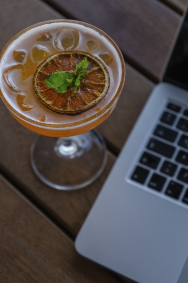 Коктейль со льдом у ноутбука