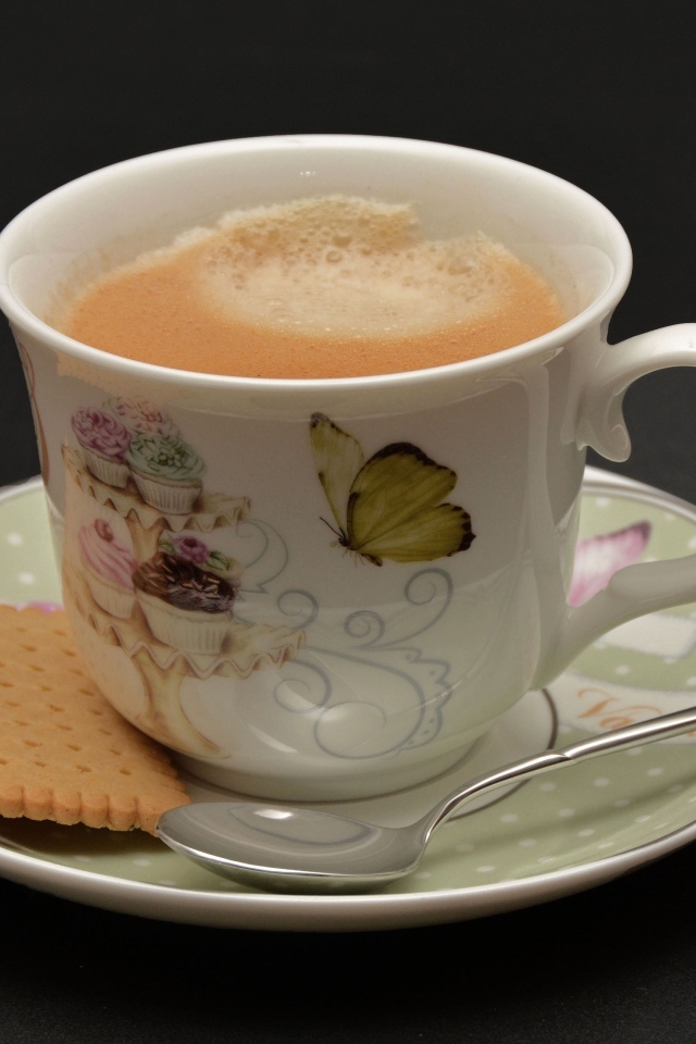 Чашка какао с печеньем на сером фоне