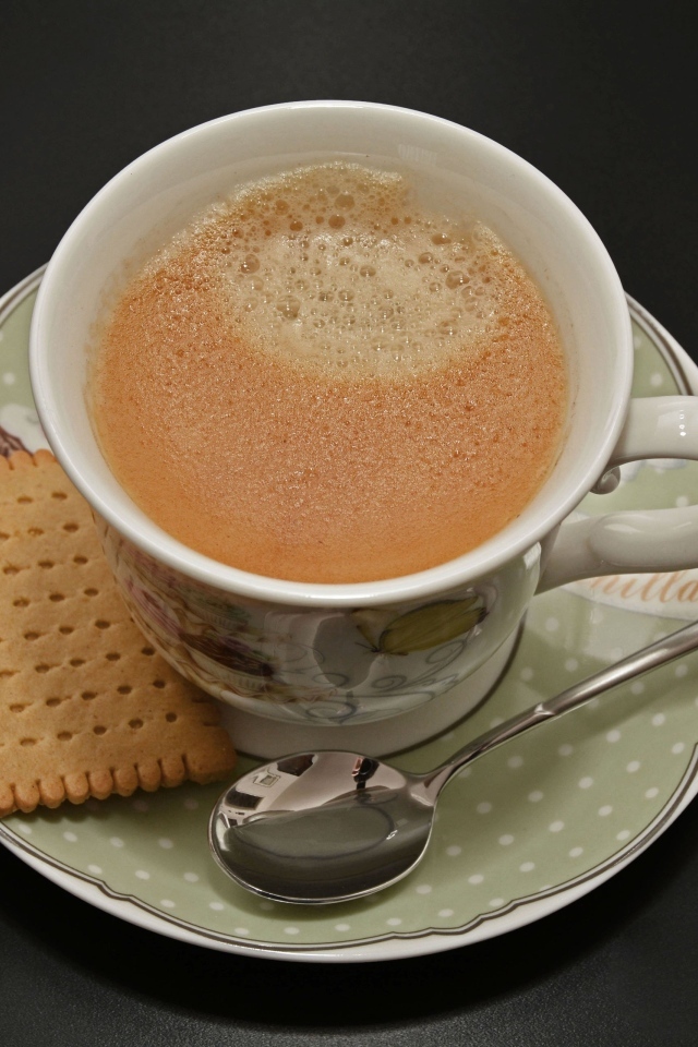 Чашка кофе с печеньем на блюдце