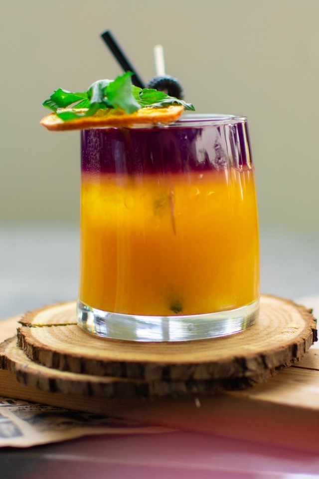 Стакан напитка на деревянной подставке