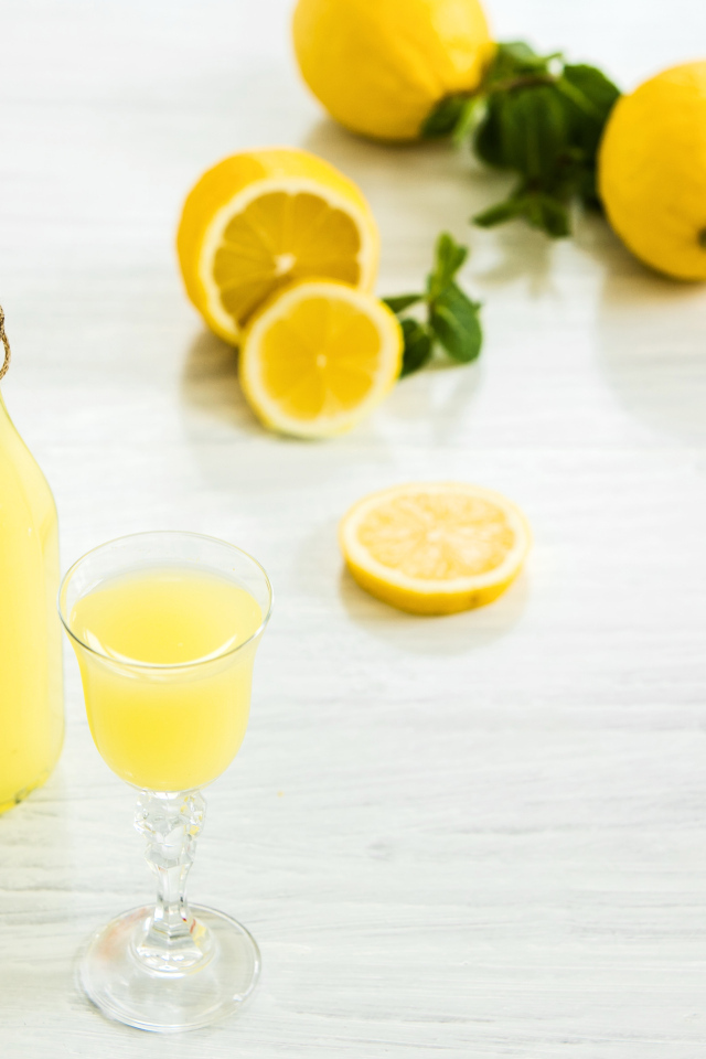 Итальянский традиционный ликер лимончелло с лимоном