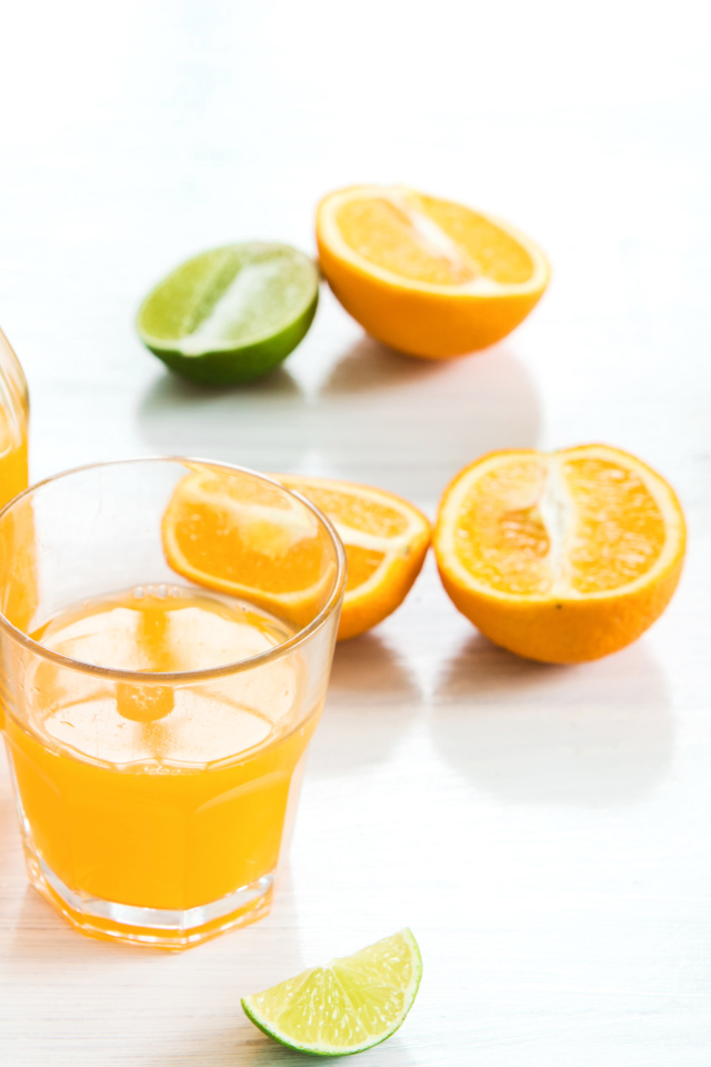 Апельсиновый сок на столе с фруктами