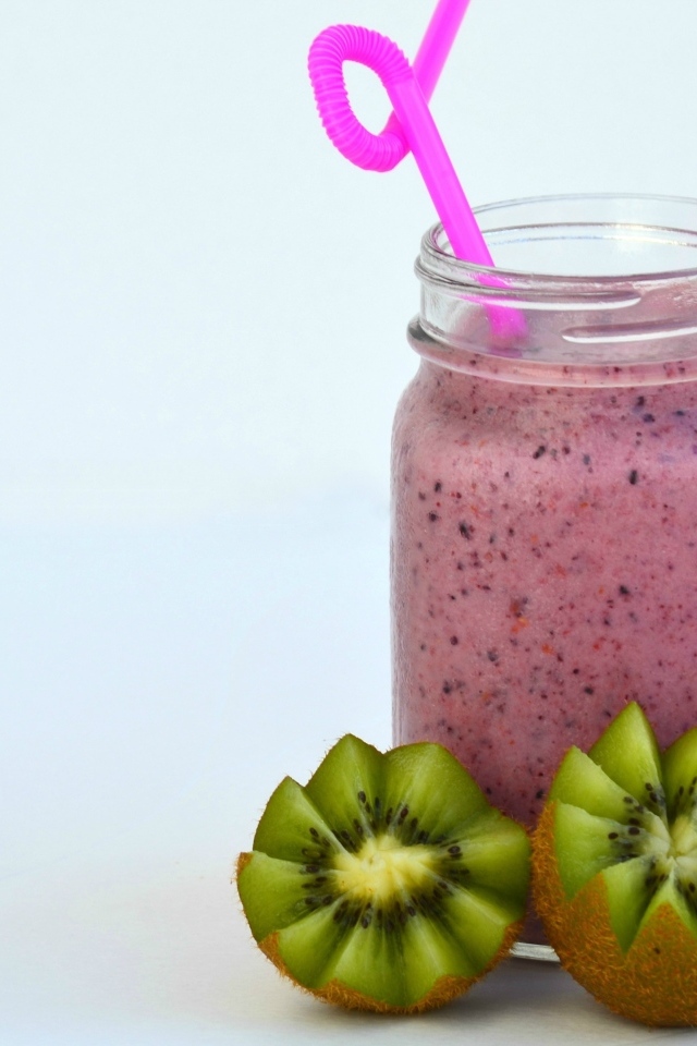 Розовый ягодный смузи на столе с киви