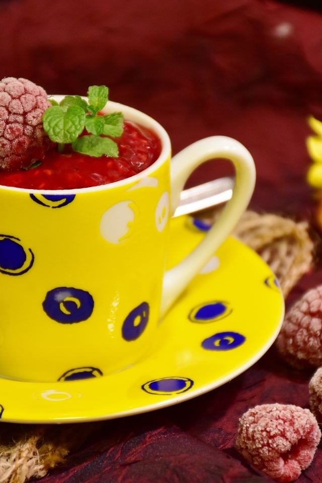 Малиновый сорбет в желтой чашке