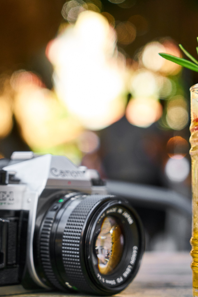 Ретро фотоаппарат с коктейлем на столе