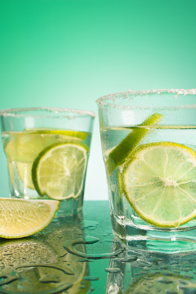 Два стакана коктейля с кусочками лайма