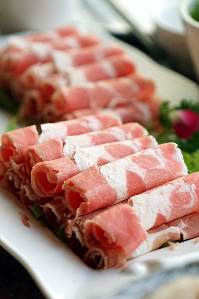 Рулетики из бекона на столе