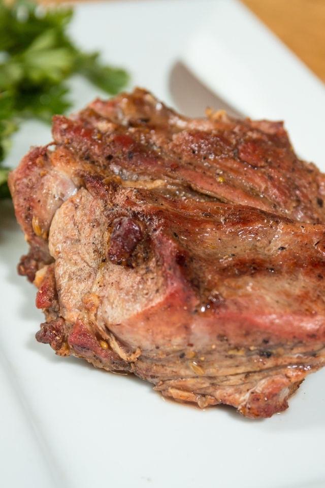 Жареное мясо на белой тарелке