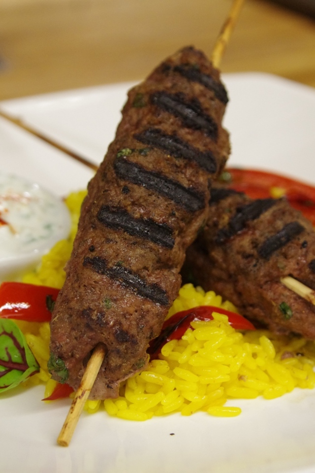 Люля кебаб на тарелке с рисом