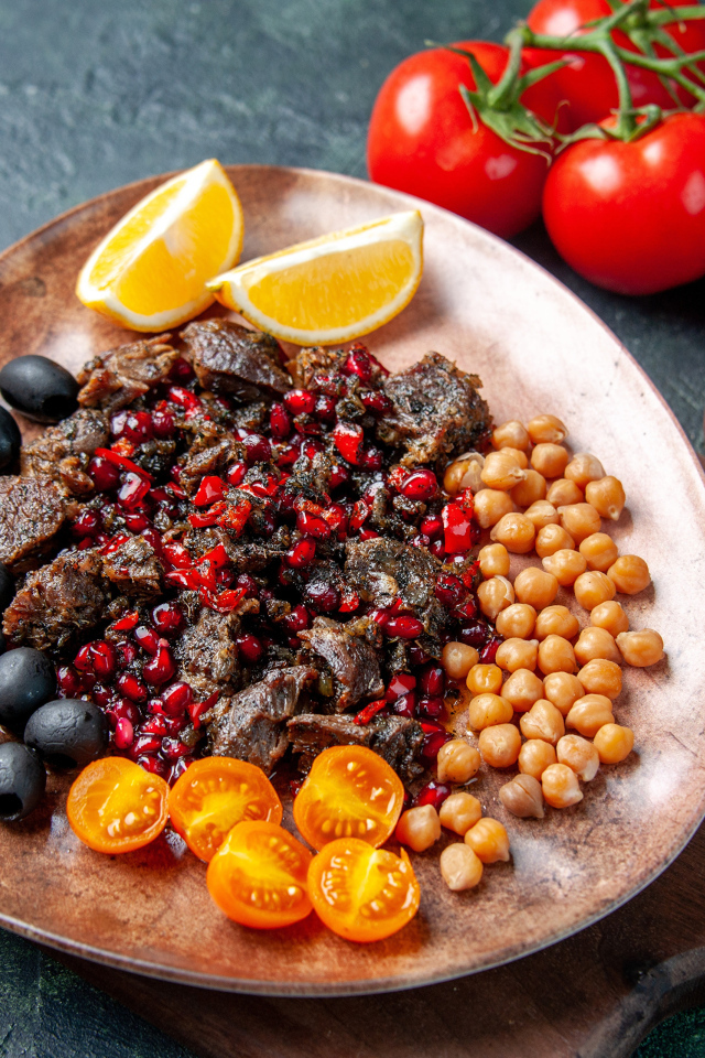 Мясо с овощами на тарелке