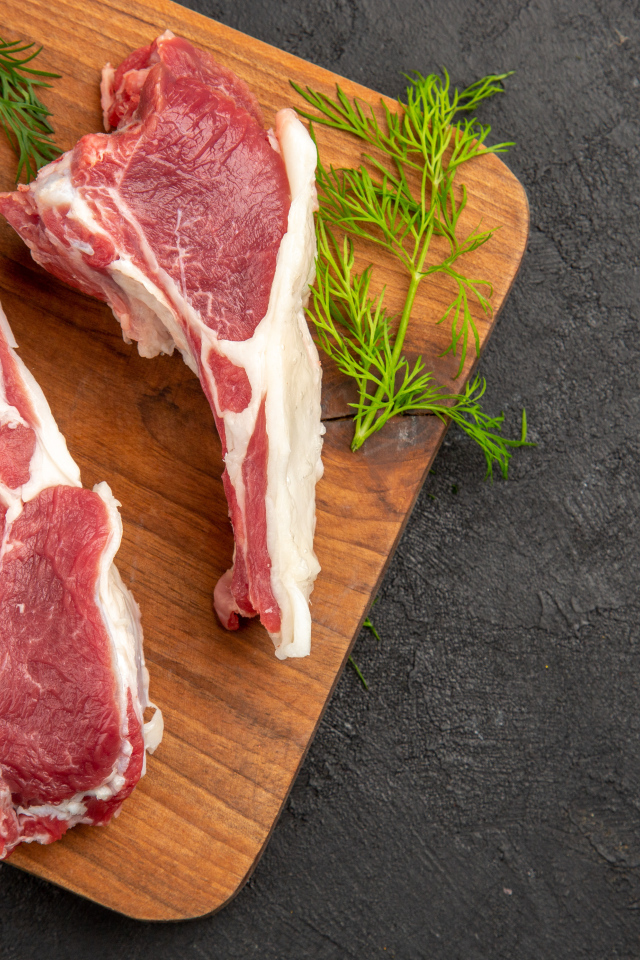 Свиные ребра на разделочной доске с укропом