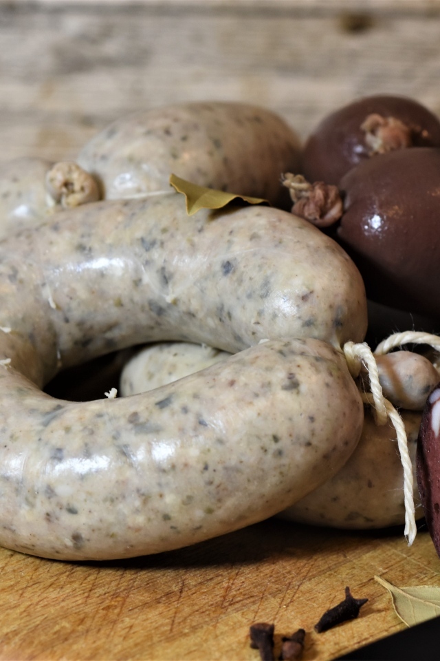 Сырая кровяная и ливерная колбаса