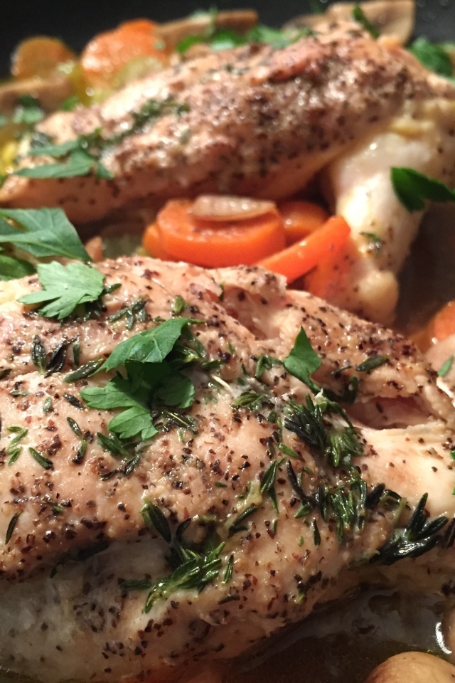 Тушеная курица с овощами и зеленью