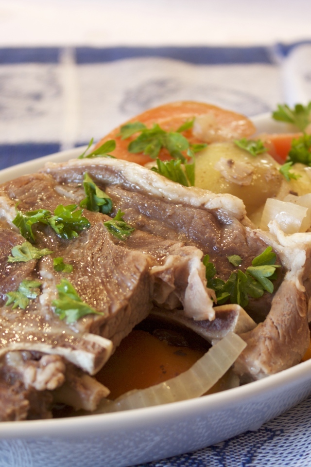 Тушеное мясо с овощами на тарелке