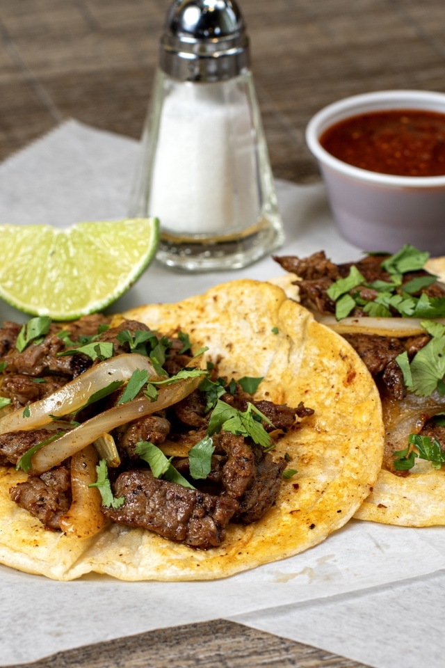 Блюдо тако с лепешками с начинкой